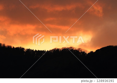 山に差し込む光 128916191