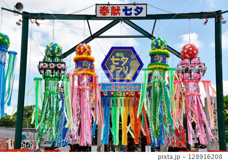真清田神社前広場の七夕飾り 128916208