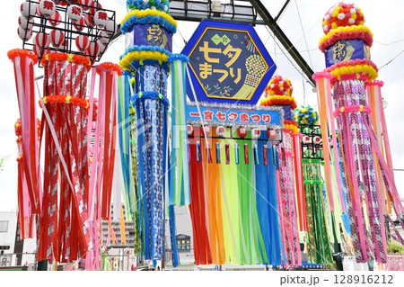 真清田神社前広場の七夕飾り 128916212