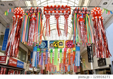 一宮七夕祭りの飾りつけ 128916271