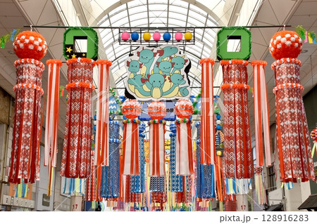 一宮七夕祭りの飾りつけ 128916283