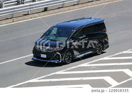 走行中のミニバン 128916335