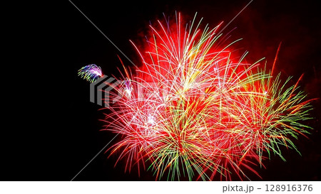 北海道のダイナミックな打ち上げ花火 北海道のダイナミックな打ち上げ花火 128916376