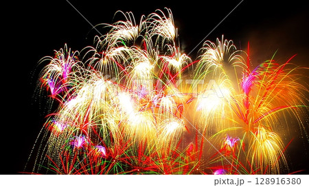 北海道のダイナミックな打ち上げ花火 北海道のダイナミックな打ち上げ花火 128916380