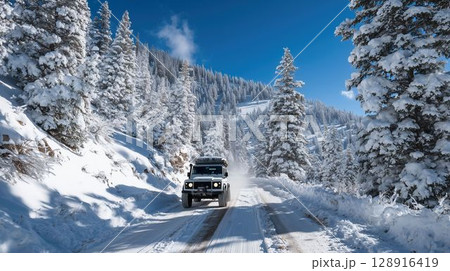 雪道を走る四輪駆動車 雪道を走る四輪駆動車 128916419