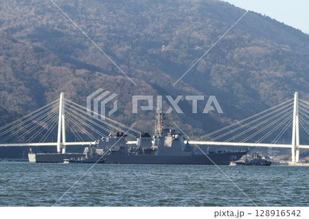 停泊する護衛艦 128916542