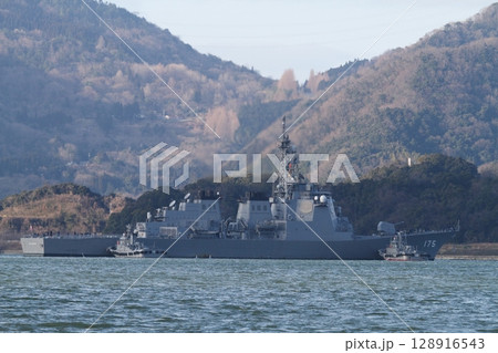 舞鶴湾に停泊する海上自衛隊の艦船 128916543