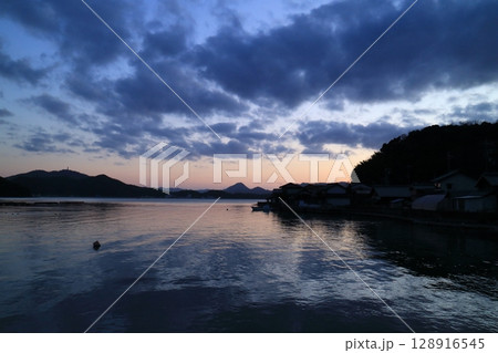 美しい夕焼けの海 128916545