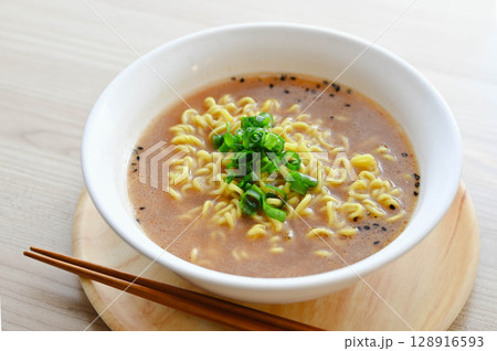 インスタントラーメン　味噌味 128916593