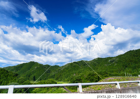 夏空の奈良布目ダム　北東の空に沸いた積雲　ダム堰堤上からの風景➃ 128916640