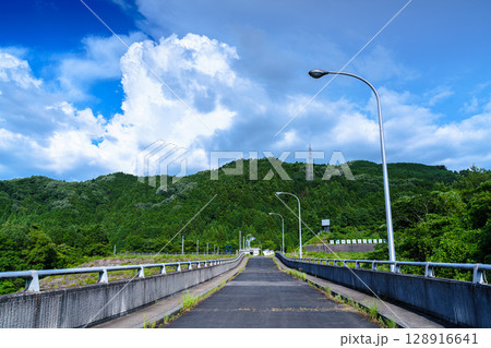 夏空の奈良布目ダム 北東の空に沸いた積雲 ダム堰堤上からの風景⑤ 夏空の奈良布目ダム 北東の空に沸いた積雲 ダム堰堤上からの風景⑤ 128916641