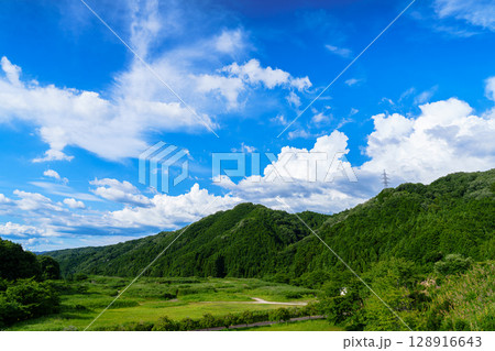夏空の奈良布目ダム　北東の空に沸いた積雲　ダム東側駐車場横広場にて⑤ 128916643