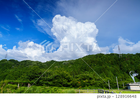 夏空の奈良布目ダム　北東の空に沸いた積雲　ダム東側駐車場横広場にて⑩ 128916648