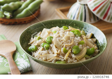 空豆と筍の炊き込みご飯 128916746