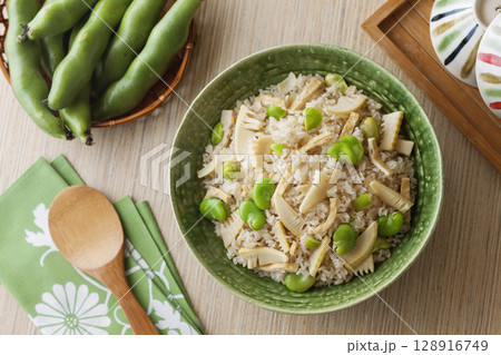 空豆と筍の炊き込みご飯 128916749