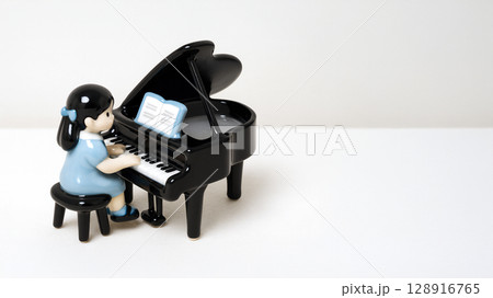ピアノを弾く女の子 ピアノを弾く女の子 128916765