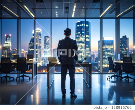 オフィスで働く男性 オフィスで働く男性 128916766