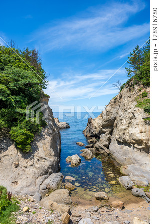 島根県温泉津、岩礁と青い日本海 128916780