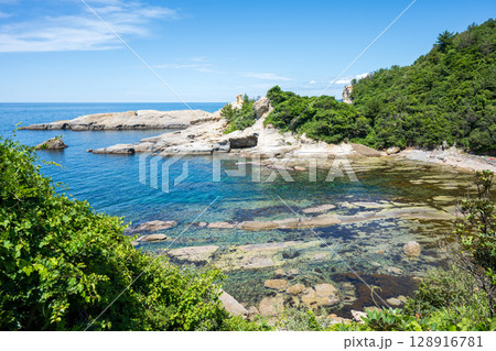 島根県温泉津、海岸と青い日本海 128916781