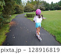 キックボードをする小学生の女の子 128916819