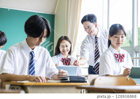 女子高生　授業　先生　指導　笑顔　高校 128916868