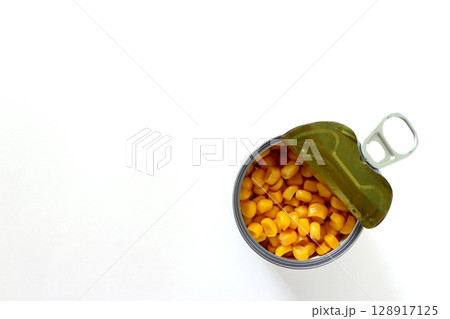 真上から見た白背景のスイートコーン缶 128917125