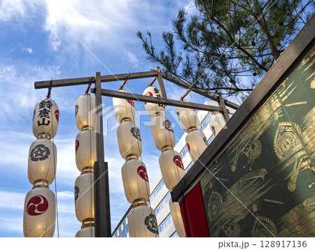 青空に映える祇園祭・鈴鹿山の提灯 128917136