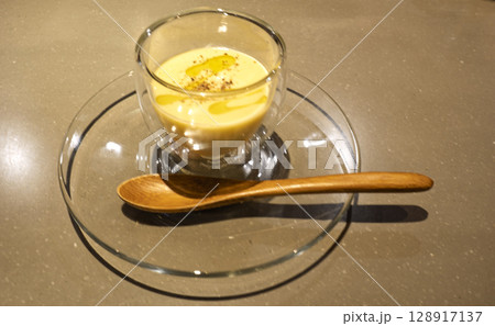 ガラスの器に盛られたコーンポタージュ ガラスの器に盛られたコーンポタージュ 128917137