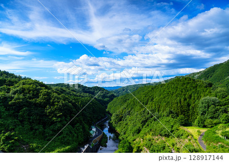 布目ダムの夏　布目川上空の夏空と陽光に照らされる谷筋　遠景の笠置の山と緑深い渓谷① 128917144