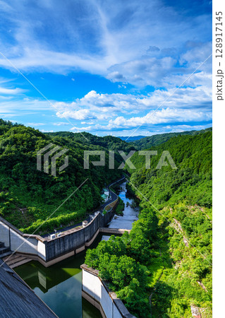 布目ダムの夏 布目川上空の夏空と陽光に照らされる谷筋 遠景の笠置の山と緑深い渓谷② 布目ダムの夏 布目川上空の夏空と陽光に照らされる谷筋 遠景の笠置の山と緑深い渓谷② 128917145