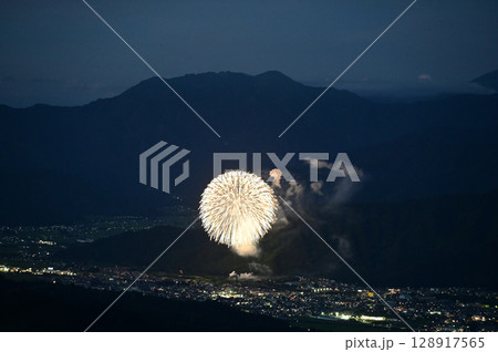 十日町展望台から望む南魚沼市の花火大会 128917565