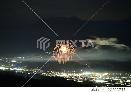 十日町展望台から望む南魚沼市の花火大会 128917574