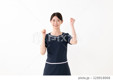 ガッツポーズをするエステティシャン 128918008