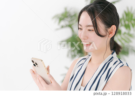 スマホを見る女性 スマホを見る女性 128918033