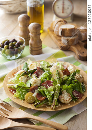 アスパラガスのグリルサラダ 128918085