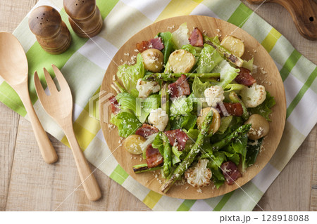 アスパラガスのグリルサラダ 128918088