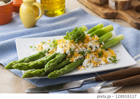 アスパラガスのミモザサラダ 128918117