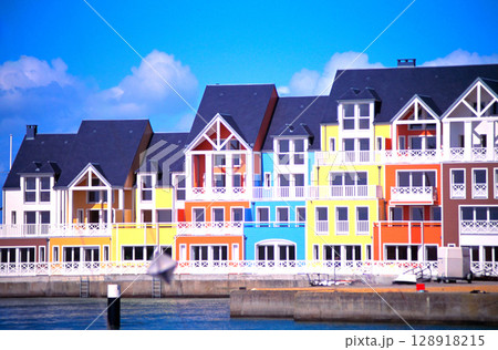 カラフルな住宅街 128918215