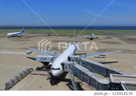 羽田空港第2ターミナルのスポットの風景 128918216