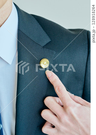 弁護士バッジを指差す弁護士 128918264