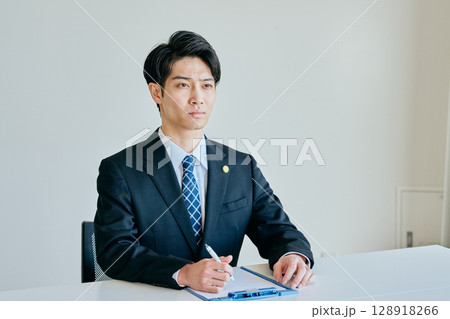 法律相談を受ける若い弁護士 128918266