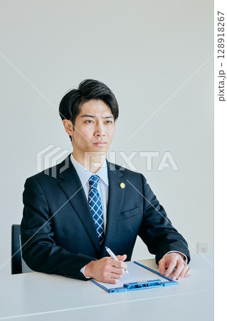 法律相談を受ける若い弁護士 法律相談を受ける若い弁護士 128918267