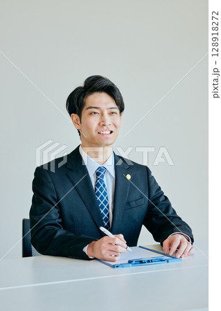 法律相談を受ける若い弁護士 128918272