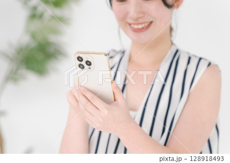 スマホを見る女性 128918493