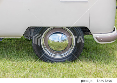 タイヤとホイール Tires, wheels and brakes on an old car 128918501
