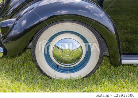 タイヤとホイール Tires, wheels and brakes on an old car 128918506