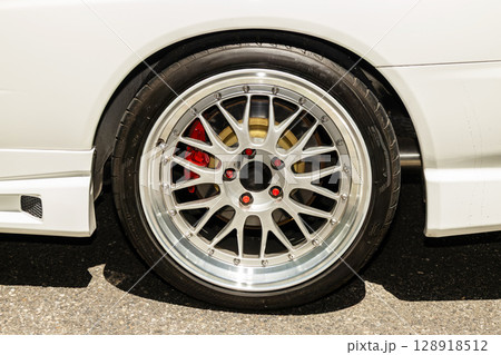 タイヤとホイール Tires, wheels and brakes on an old car 128918512