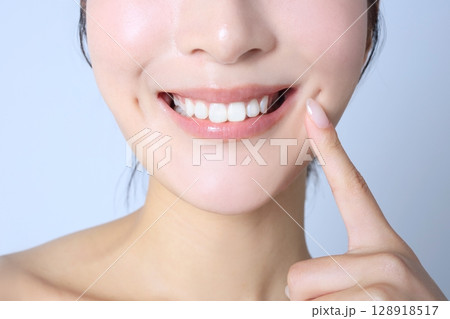 歯並びが綺麗な女性イメージ 128918517
