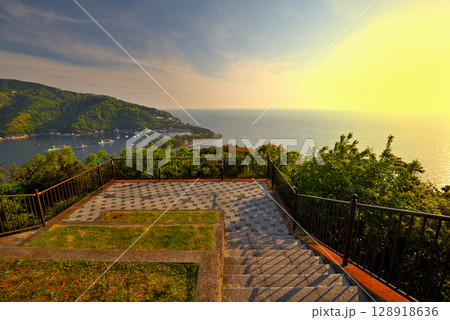 中部地方・伊豆半島・出逢い岬・夕陽の名所、オレンジに彩られた園内の眺め・静岡県沼津市戸田(3) 中部地方・伊豆半島・出逢い岬・夕陽の名所、オレンジに彩られた園内の眺め・静岡県沼津市戸田(3) 128918636