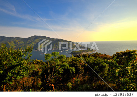 中部地方・伊豆半島・出逢い岬・展望台から眺める夕陽の風景、戸田港と御浜岬・静岡県沼津市戸田(1) 中部地方・伊豆半島・出逢い岬・展望台から眺める夕陽の風景、戸田港と御浜岬・静岡県沼津市戸田(1) 128918637